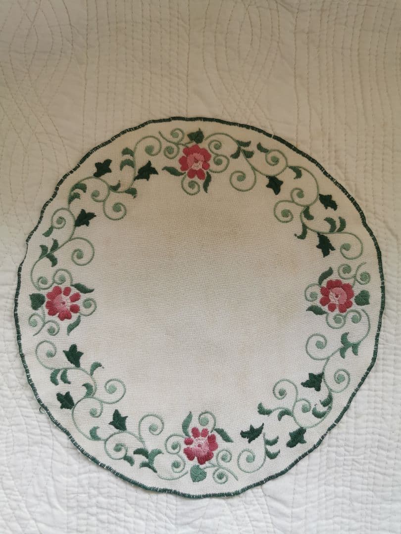 アンティークフランス ピンク＆グリーングラデーション ローズ手刺繍リネンドイリー