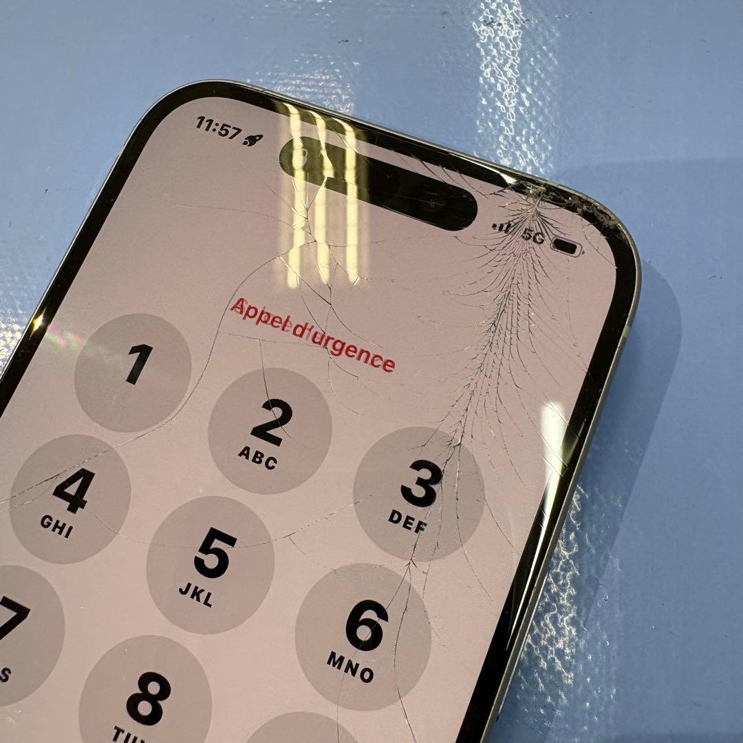 iPhone15 割れパネル