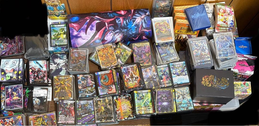 デュエマ引退品まとめ売り、8デッキ、光り物1000枚ほど、プレイマット、スリーブ