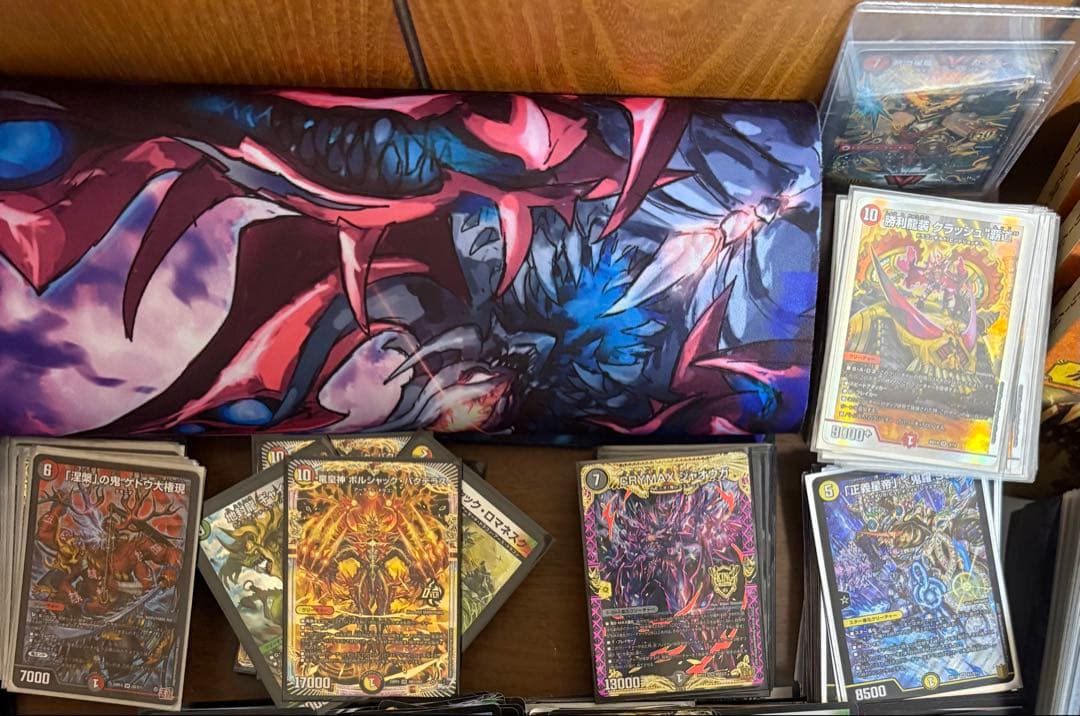 デュエマ引退品まとめ売り、8デッキ、光り物1000枚ほど、プレイマット、スリーブ